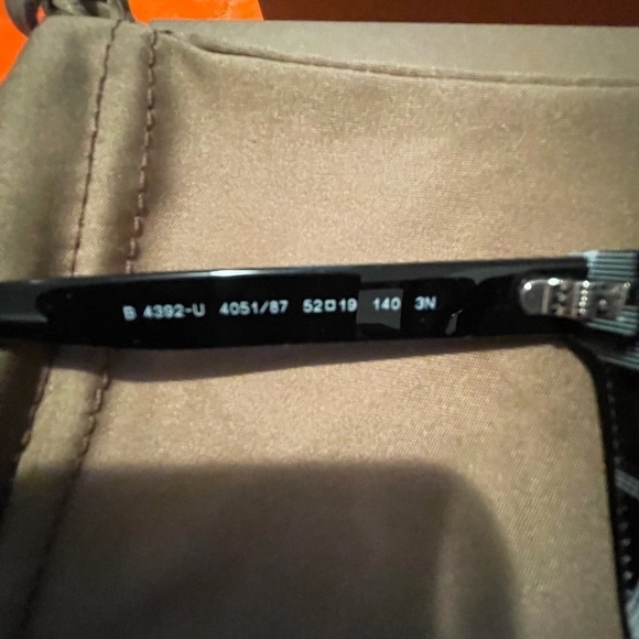 Burberry Novacheck sunglasses - Picture 7 of 9